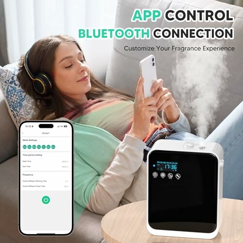 Femme utilisant un diffuseur de parfum contrôlé par application