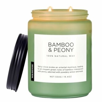 Bougie parfumée au bambou et pivoine avec couvercle noir.
